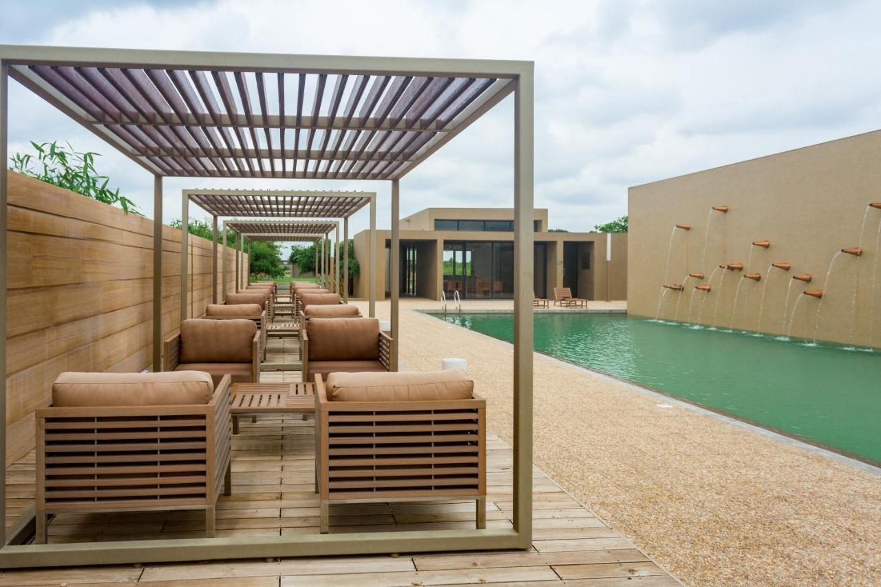 Life At Repose- Lake Villas Resort & Club Chor Warodra Exterior photo